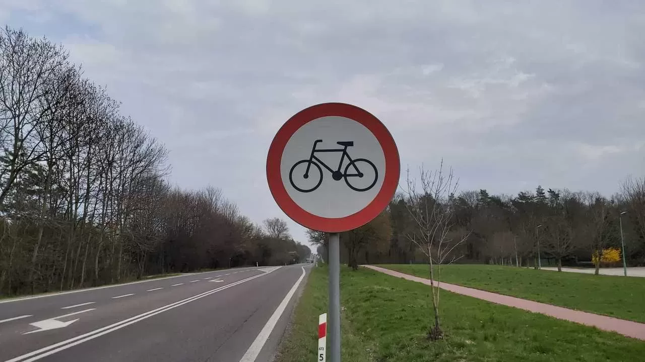 Znak B-9 zakaz wjazdu rowerów