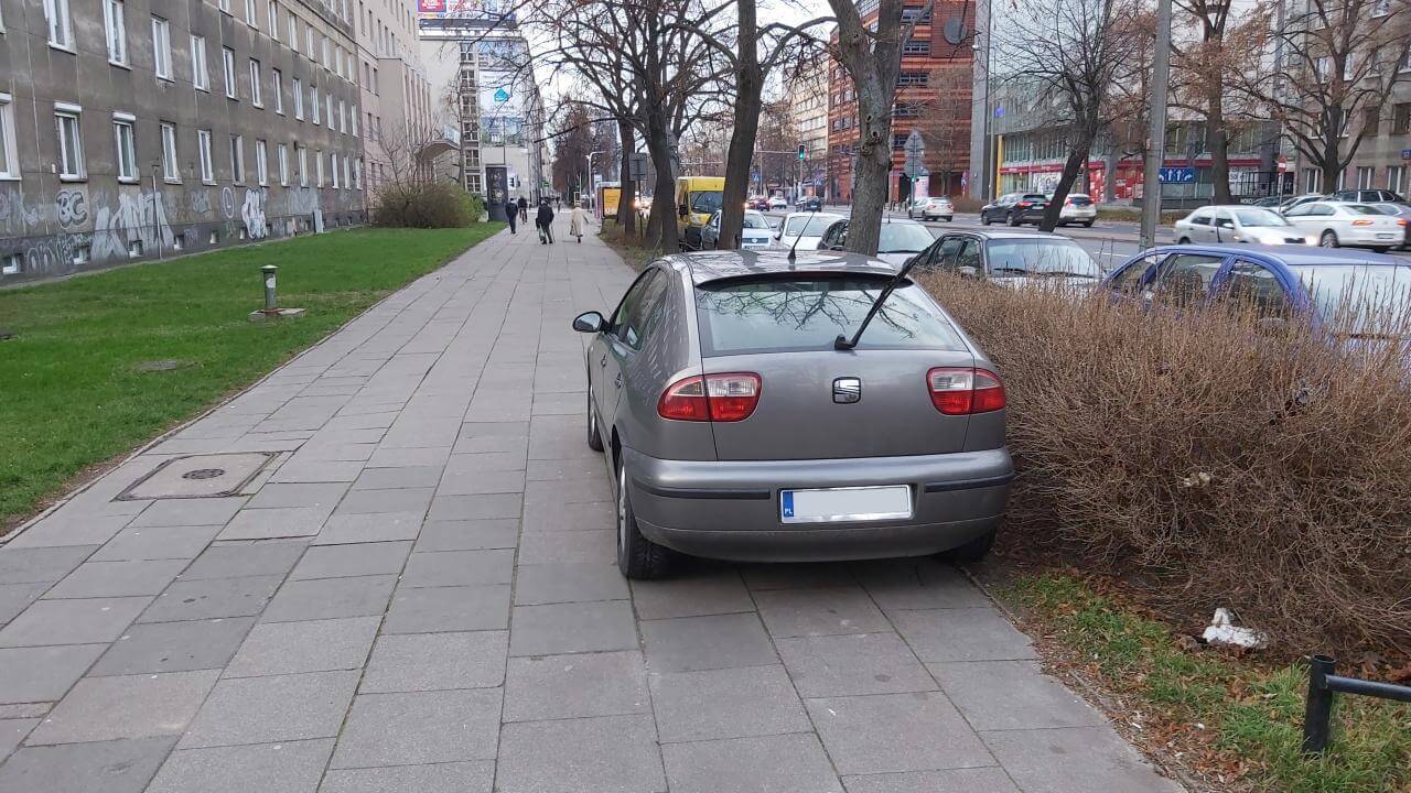 Parkowanie na chodniku z dala od krawędzi jezdni