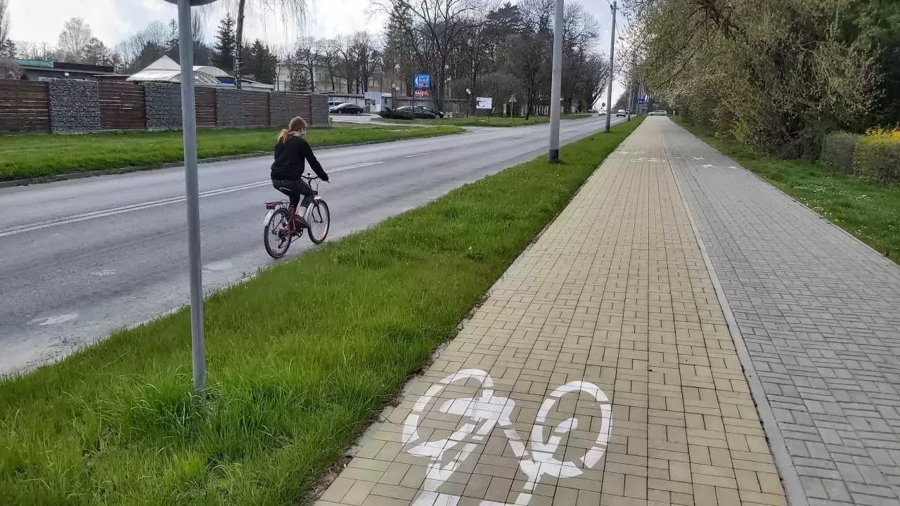Jazda na rowerze poza drogą dla rowerów