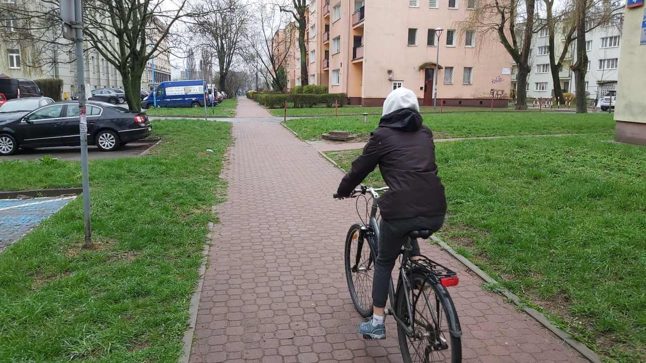 Jazda rowerem po chodniku