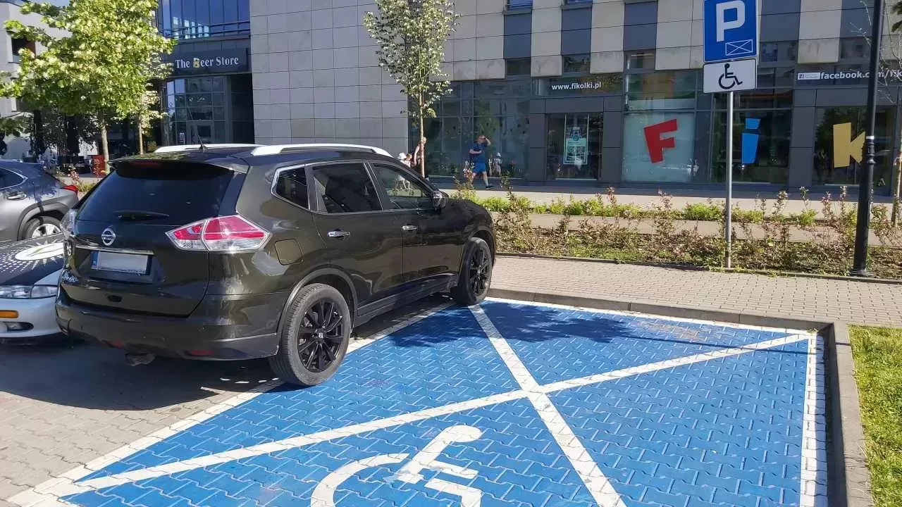 Częściowe parkowanie na miejscu dla osoby niepełnosprawnej