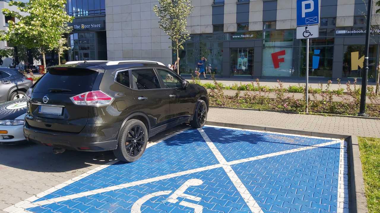 Częściowe parkowanie na miejscu dla osoby niepełnosprawnej