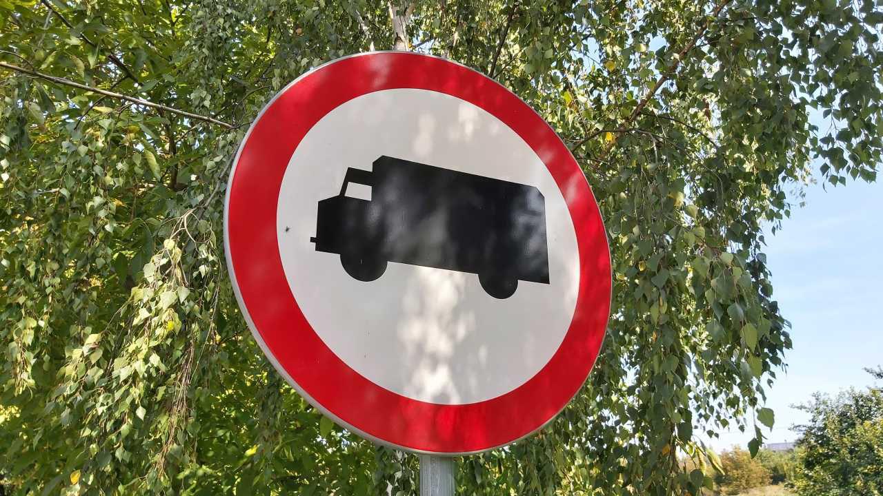 Znak B-5 Zakaz wjazdu samochodów ciężarowych