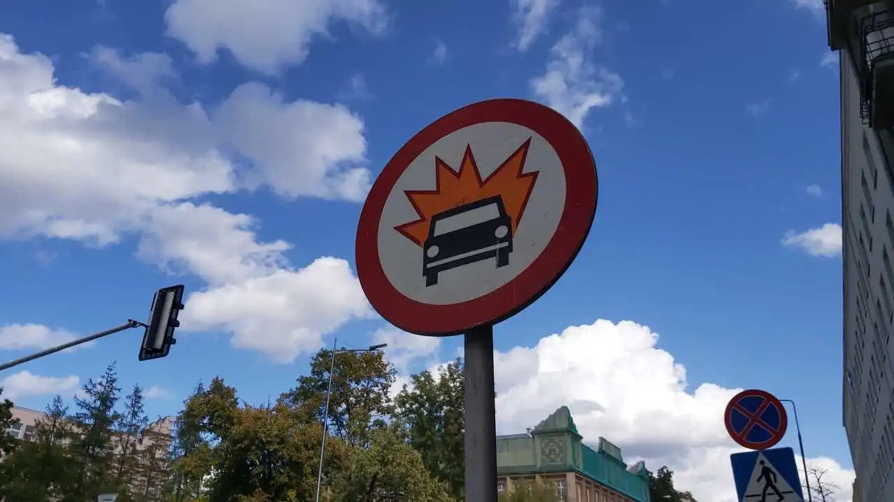 Znak B-13 zakaz wjazdu pojazdów z towarami wybuchowymi lub łatwo zapalnymi