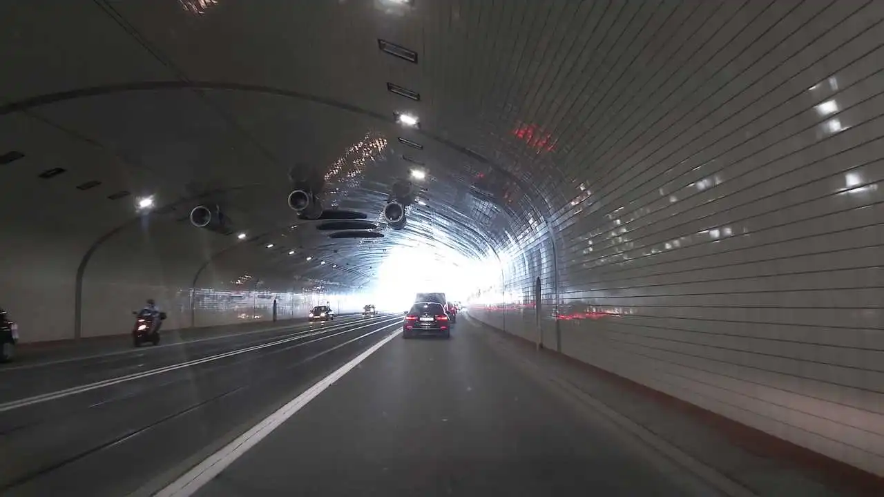 Jazda samochodem bez wymaganych świateł w tunelu