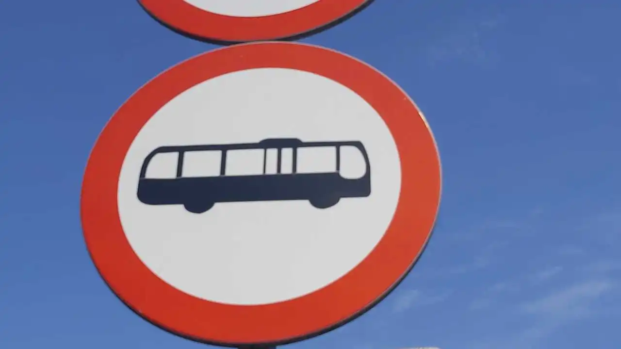 Znak B-3a zakaz wjazdu autobusów