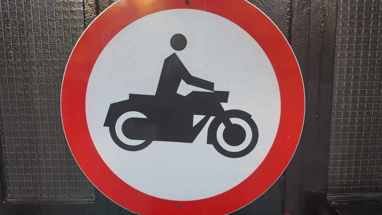 Znak B-4 zakaz wjazdu motocykli