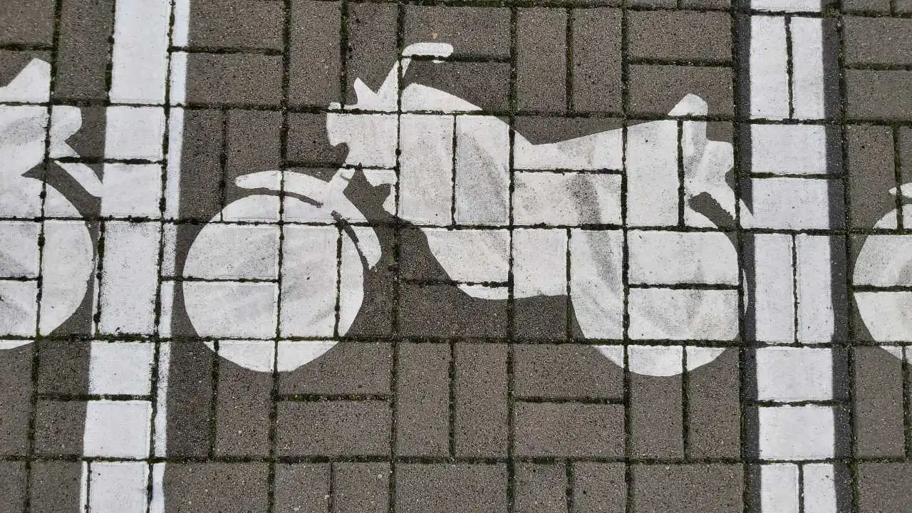 Przewożenie motocyklem pasażera bez kasku