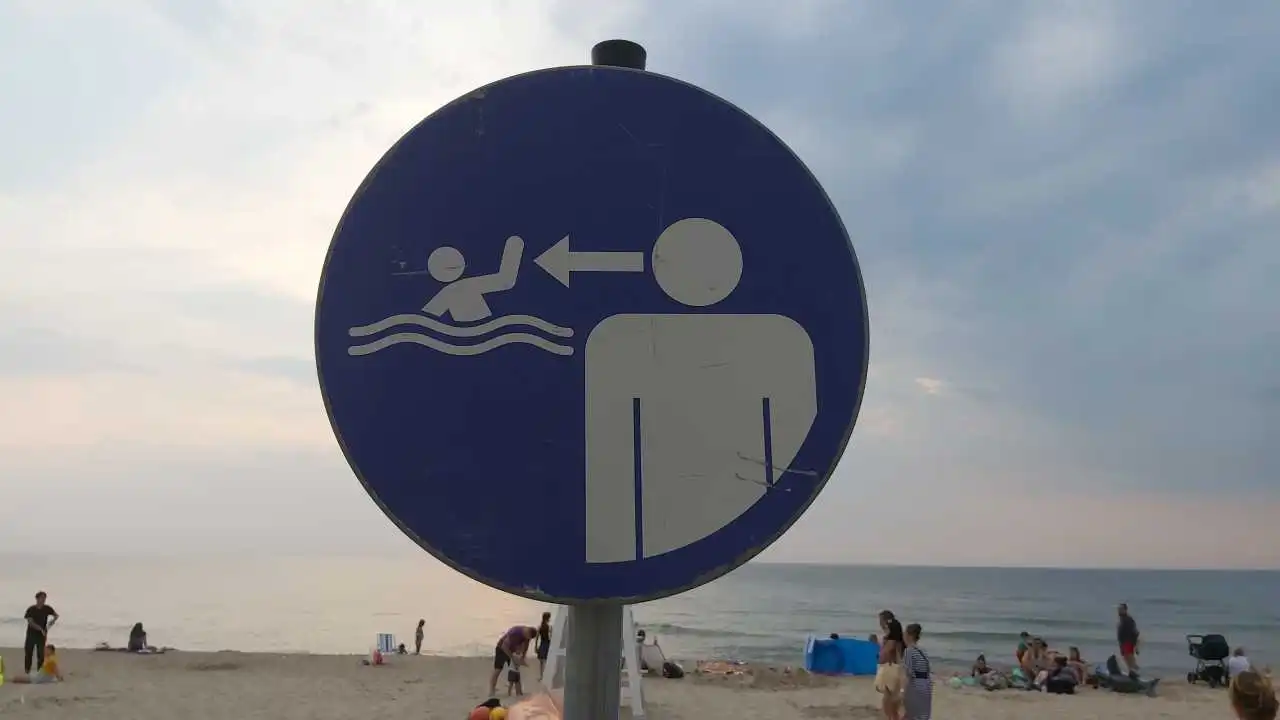 Znaki na plaży i kąpieliskach – Nakaz ustawicznego nadzoru nad dziećmi