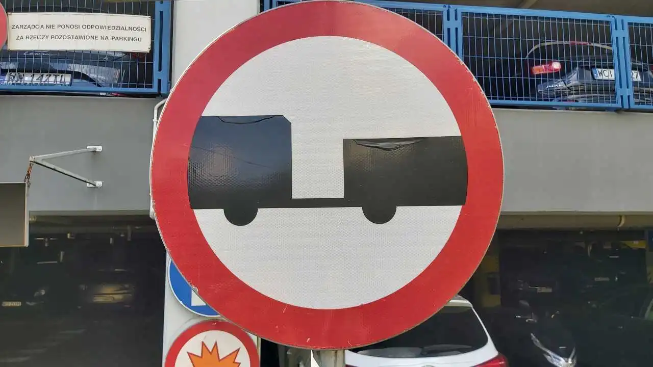 Znak B-7 zakaz wjazdu pojazdów silnikowych z przyczepą