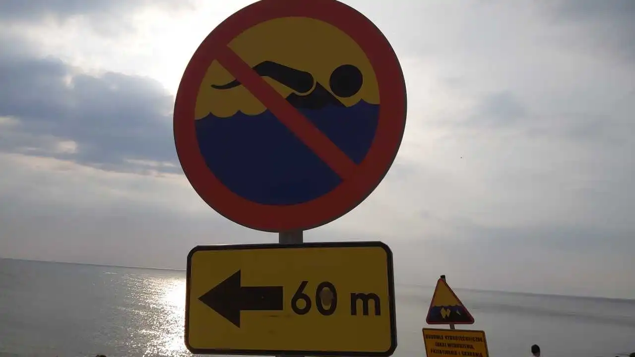 Znaki na plaży i kąpieliskach – Zakaz kąpieli