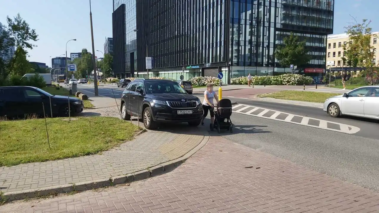 Samochody na chodnik – piesi, won, na jezdnię!